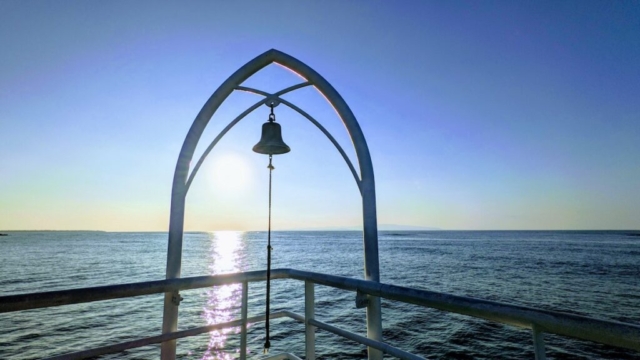 海の見えるチャペルで鐘を